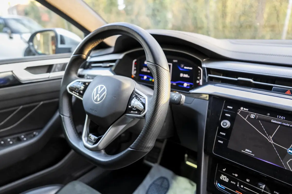2.0 TDI R-Line Business+ IQ Light | Elek Trekhaak | Navigatie | Camera | Dsg