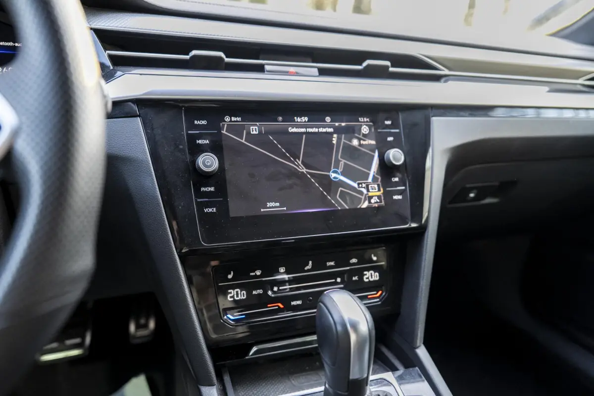 2.0 TDI R-Line Business+ IQ Light | Elek Trekhaak | Navigatie | Camera | Dsg