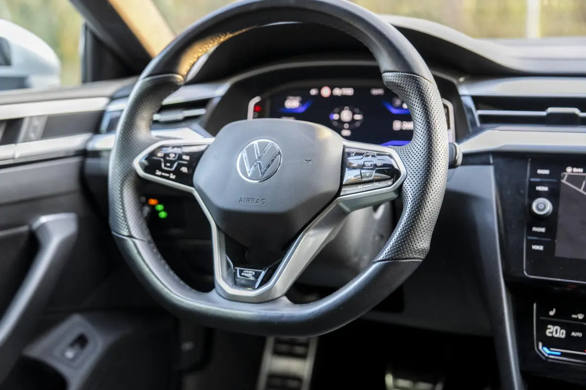 2.0 TDI R-Line Business+ IQ Light | Elek Trekhaak | Navigatie | Camera | Dsg