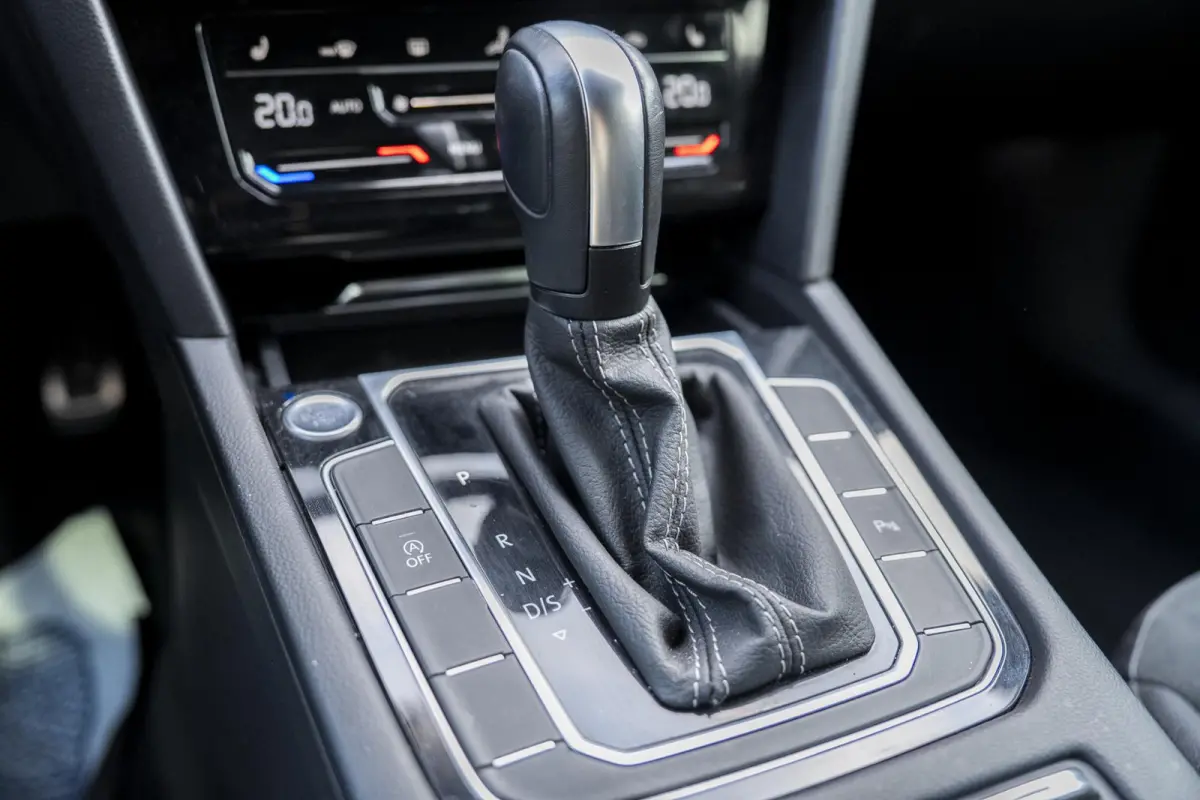 2.0 TDI R-Line Business+ IQ Light | Elek Trekhaak | Navigatie | Camera | Dsg