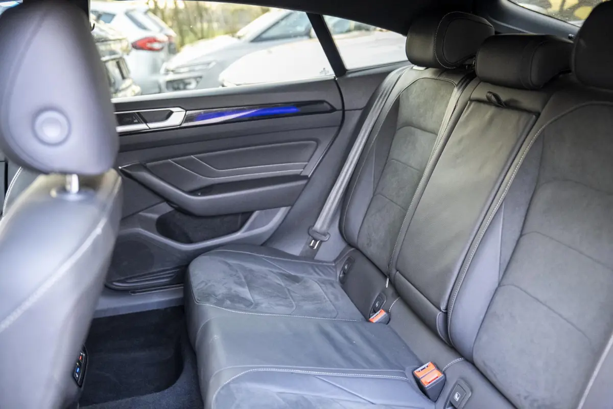 2.0 TDI R-Line Business+ IQ Light | Elek Trekhaak | Navigatie | Camera | Dsg