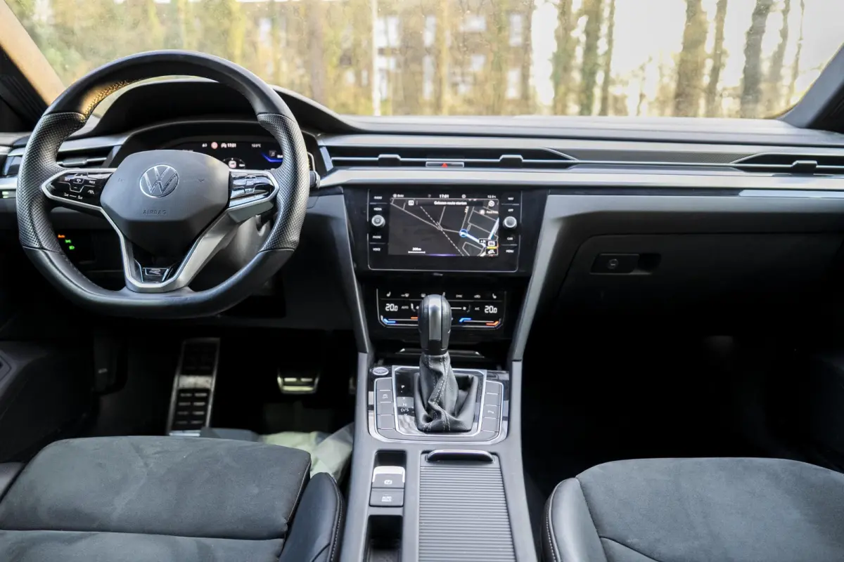 2.0 TDI R-Line Business+ IQ Light | Elek Trekhaak | Navigatie | Camera | Dsg
