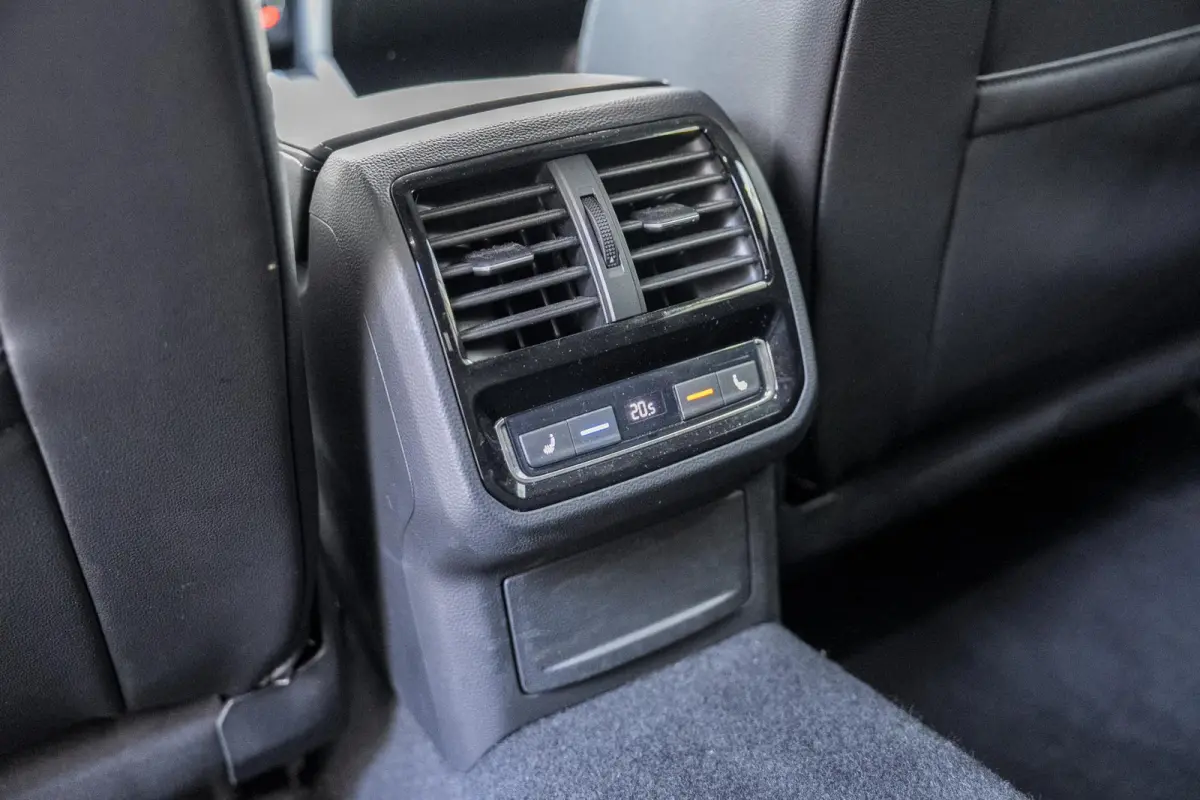 2.0 TDI R-Line Business+ IQ Light | Elek Trekhaak | Navigatie | Camera | Dsg