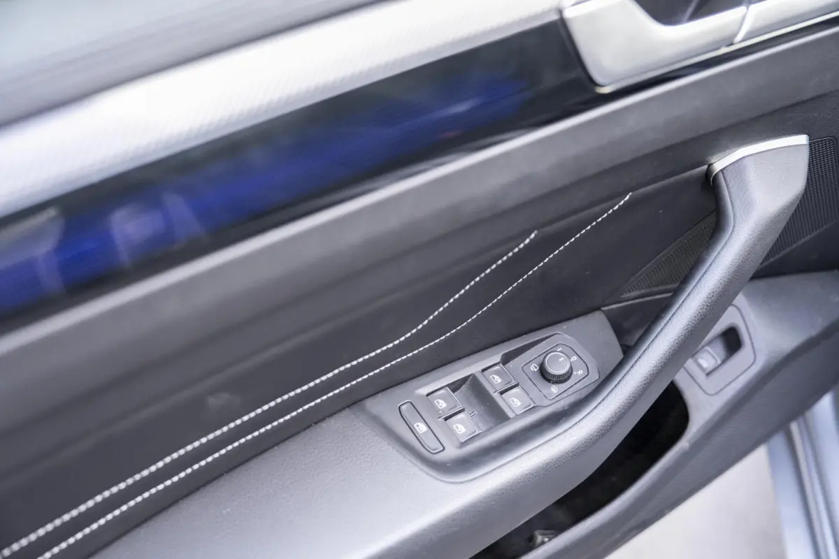 2.0 TDI R-Line Business+ IQ Light | Elek Trekhaak | Navigatie | Camera | Dsg