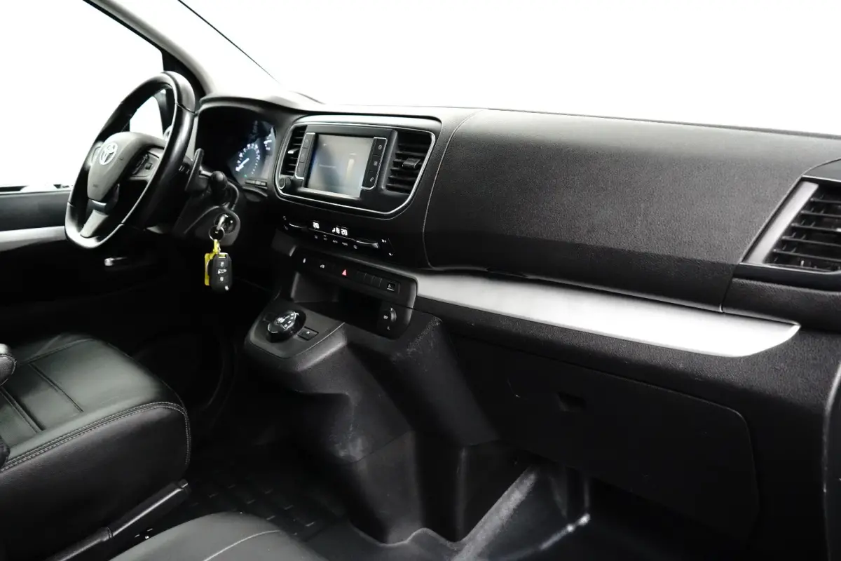 2.0 D-4D 145pk Black Line | Automaat | Trekhaak | Leder | Navigatie | Climate Controle | Apple Carplay & Android Auto |