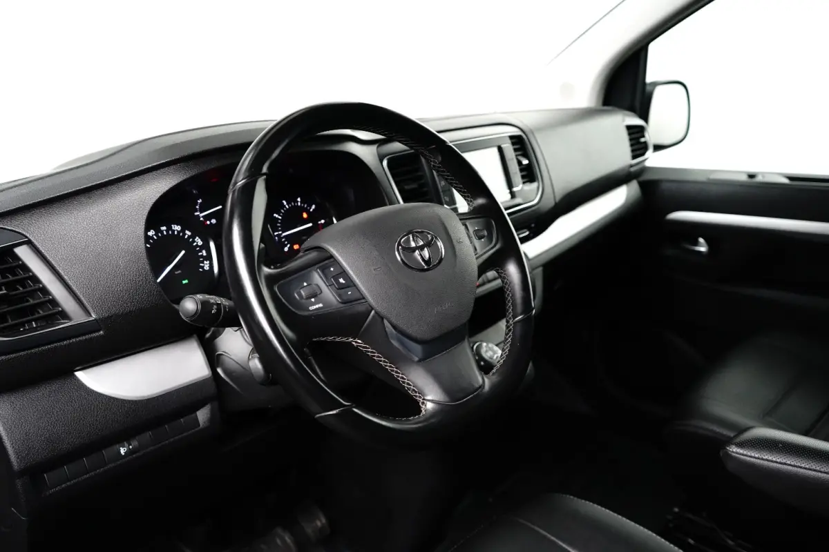 2.0 D-4D 145pk Black Line | Automaat | Trekhaak | Leder | Navigatie | Climate Controle | Apple Carplay & Android Auto |