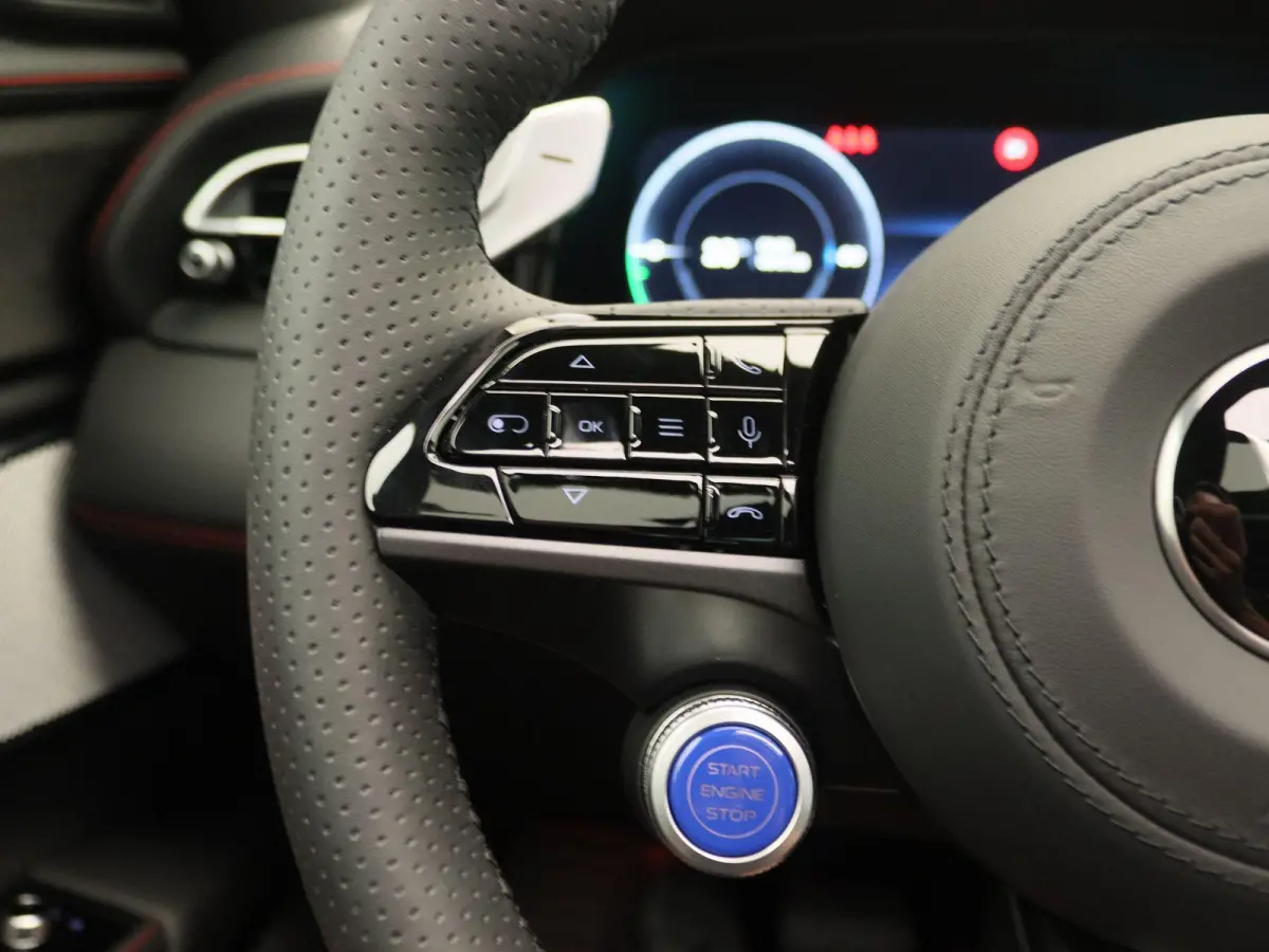 AWD Folgore 105kWh | Sonus faber audio | 3D Carbon Trim | Panorama dak | Voorraad model |