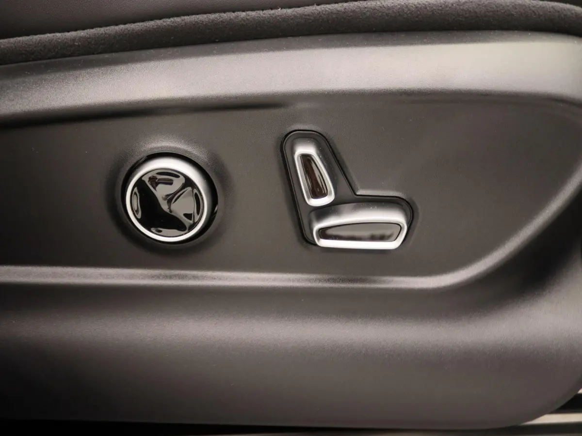 AWD Folgore 105kWh | Sonus faber audio | 3D Carbon Trim | Panorama dak | Voorraad model |