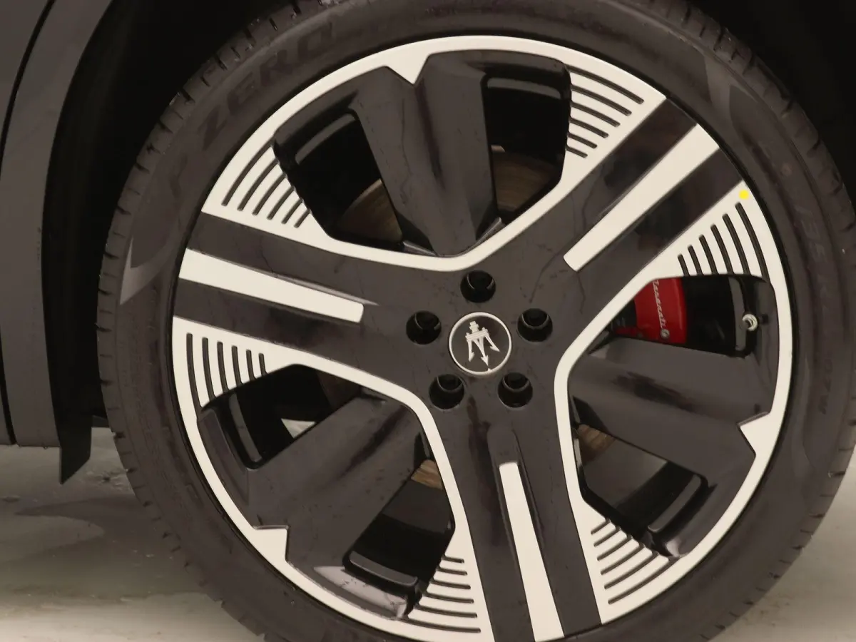 AWD Folgore 105kWh | Sonus faber audio | 3D Carbon Trim | Panorama dak | Voorraad model |