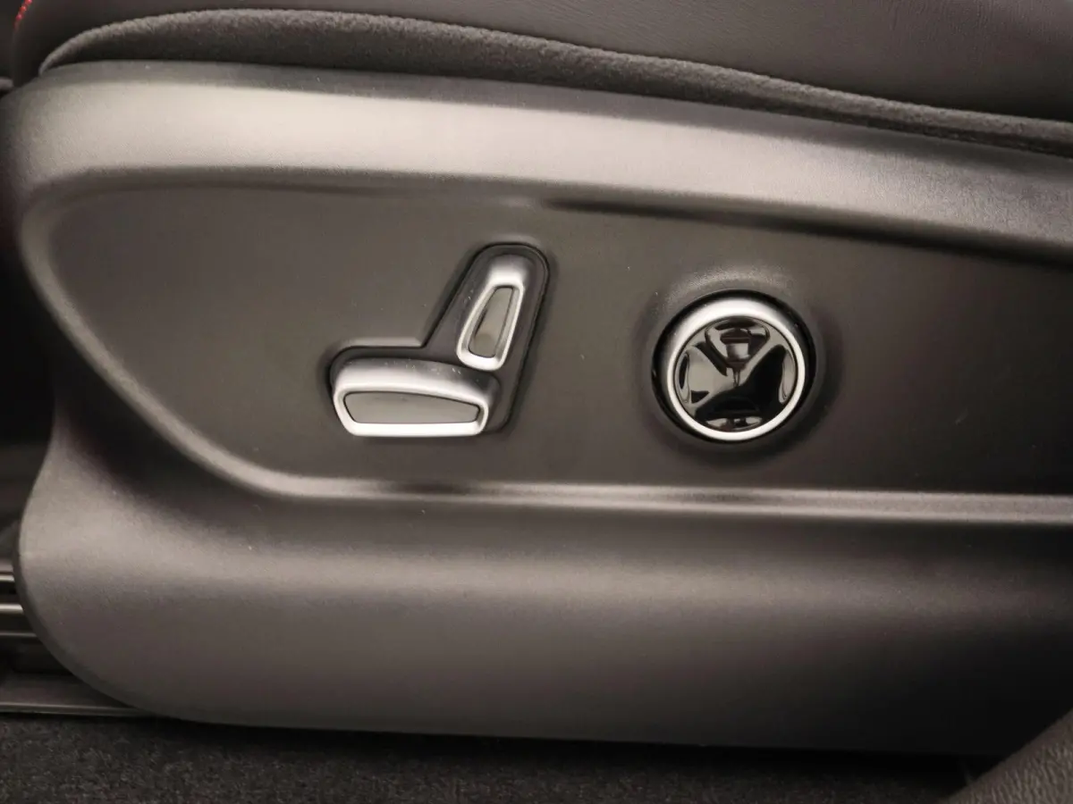 AWD Folgore 105kWh | Sonus faber audio | 3D Carbon Trim | Panorama dak | Voorraad model |