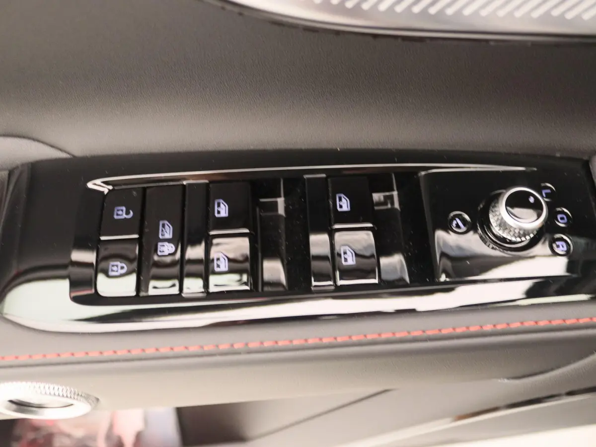 AWD Folgore 105kWh | Sonus faber audio | 3D Carbon Trim | Panorama dak | Voorraad model |