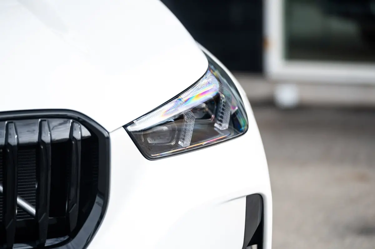 EDrive 20 M Sport Live Cockpit I Mineralweiss Metallic I Head Up I Led I CarPlay I 360 Camera I M-Sportremmen rood I BTW