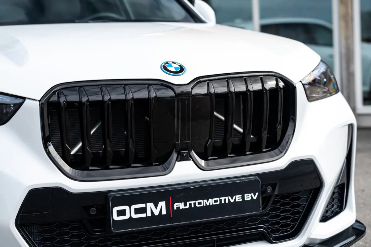 EDrive 20 M Sport Live Cockpit I Mineralweiss Metallic I Head Up I Led I CarPlay I 360 Camera I M-Sportremmen rood I BTW