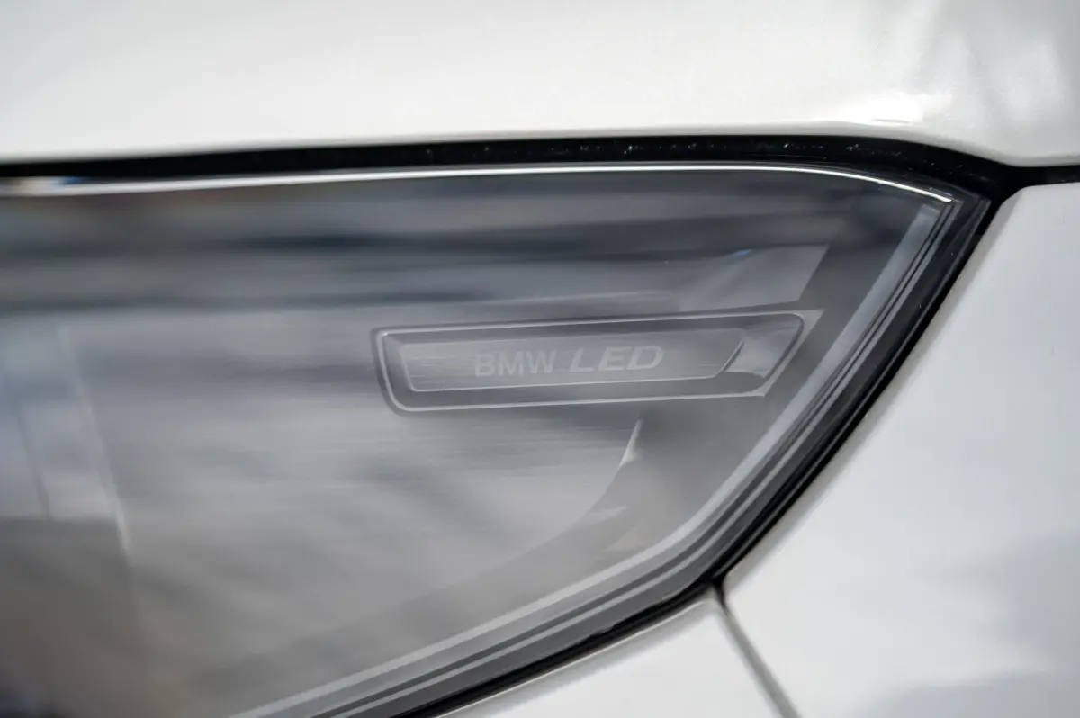 EDrive 20 M Sport Live Cockpit I Mineralweiss Metallic I Head Up I Led I CarPlay I 360 Camera I M-Sportremmen rood I BTW