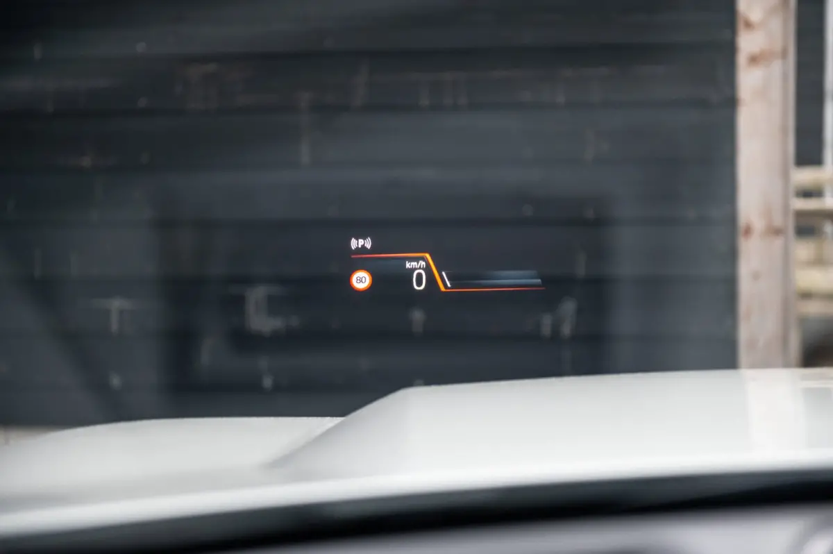 EDrive 20 M Sport Live Cockpit I Mineralweiss Metallic I Head Up I Led I CarPlay I 360 Camera I M-Sportremmen rood I BTW
