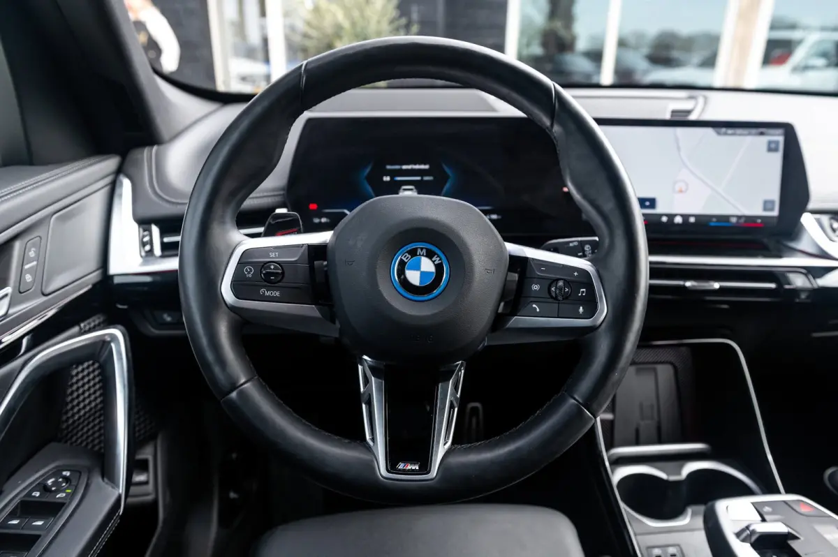 EDrive 20 M Sport Live Cockpit I Mineralweiss Metallic I Head Up I Led I CarPlay I 360 Camera I M-Sportremmen rood I BTW