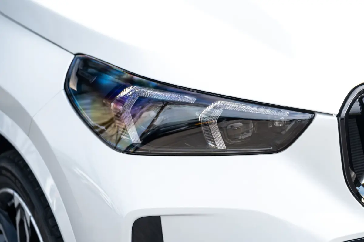 EDrive 20 M Sport Live Cockpit I Mineralweiss Metallic I Head Up I Led I CarPlay I 360 Camera I M-Sportremmen rood I BTW