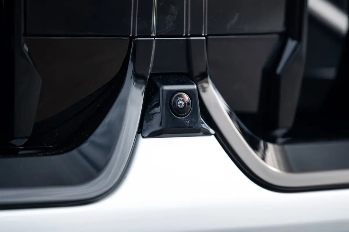 EDrive 20 M Sport Live Cockpit I Mineralweiss Metallic I Head Up I Led I CarPlay I 360 Camera I M-Sportremmen rood I BTW