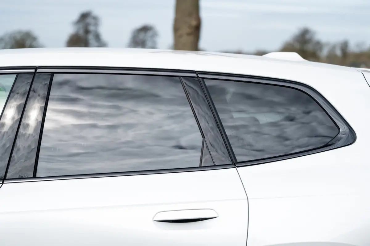 EDrive 20 M Sport Live Cockpit I Mineralweiss Metallic I Head Up I Led I CarPlay I 360 Camera I M-Sportremmen rood I BTW