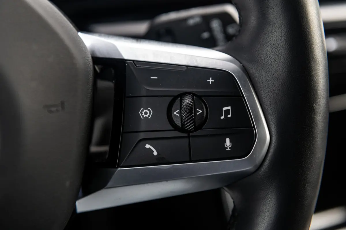 EDrive 20 M Sport Live Cockpit I Mineralweiss Metallic I Head Up I Led I CarPlay I 360 Camera I M-Sportremmen rood I BTW