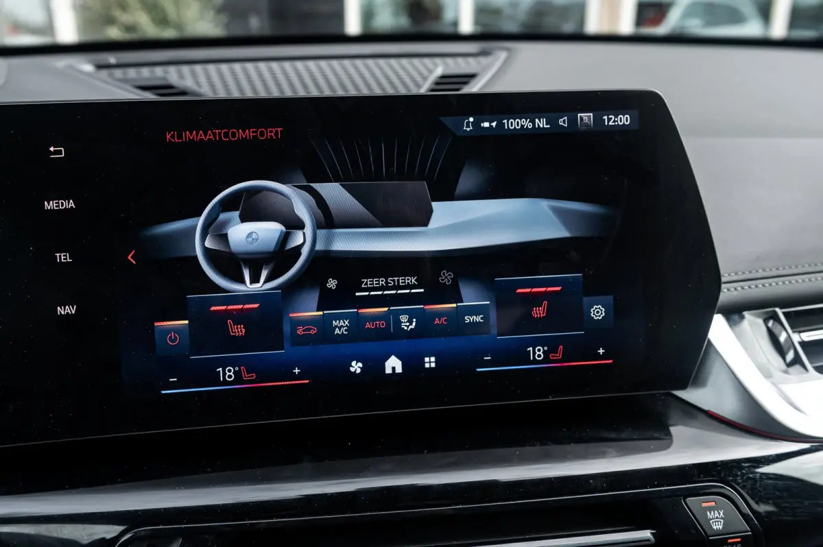 EDrive 20 M Sport Live Cockpit I Mineralweiss Metallic I Head Up I Led I CarPlay I 360 Camera I M-Sportremmen rood I BTW
