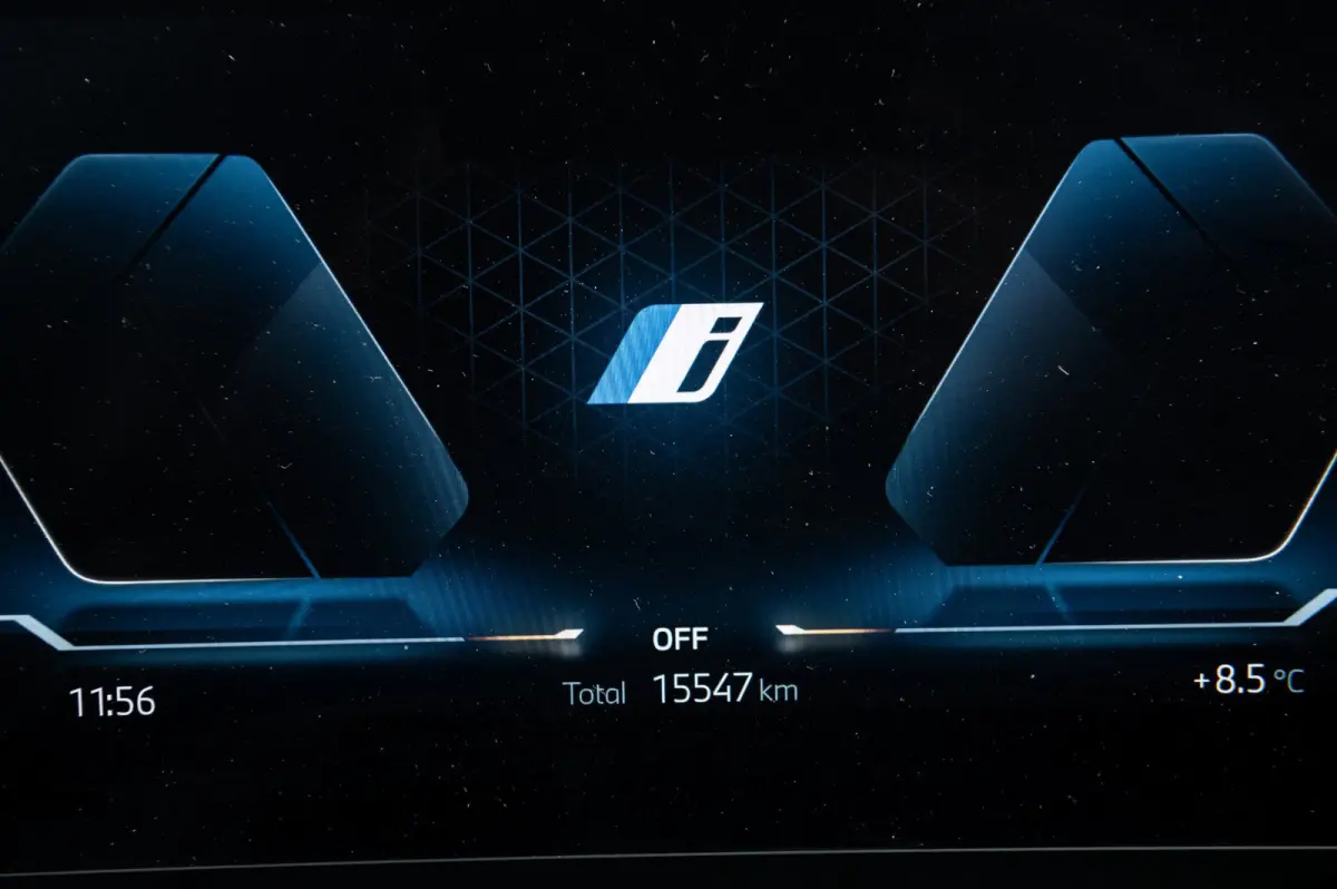 EDrive 20 M Sport Live Cockpit I Mineralweiss Metallic I Head Up I Led I CarPlay I 360 Camera I M-Sportremmen rood I BTW