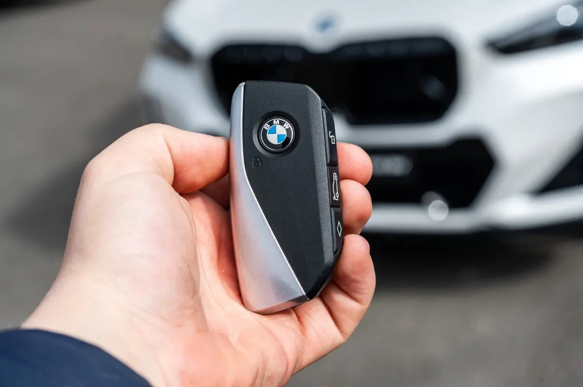 EDrive 20 M Sport Live Cockpit I Mineralweiss Metallic I Head Up I Led I CarPlay I 360 Camera I M-Sportremmen rood I BTW