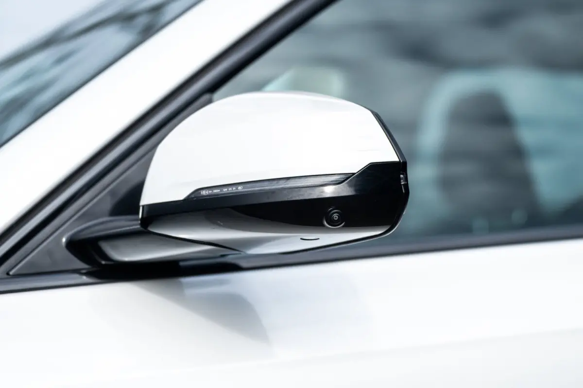 EDrive 20 M Sport Live Cockpit I Mineralweiss Metallic I Head Up I Led I CarPlay I 360 Camera I M-Sportremmen rood I BTW