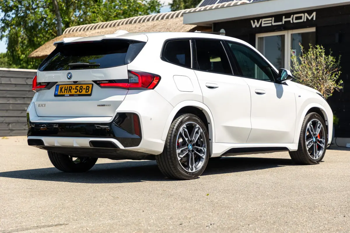 EDrive 20 M Sport Live Cockpit I Mineralweiss Metallic I Head Up I Led I CarPlay I 360 Camera I M-Sportremmen rood I BTW