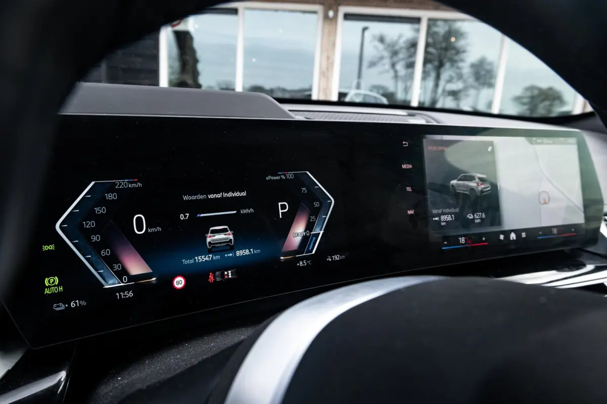 EDrive 20 M Sport Live Cockpit I Mineralweiss Metallic I Head Up I Led I CarPlay I 360 Camera I M-Sportremmen rood I BTW