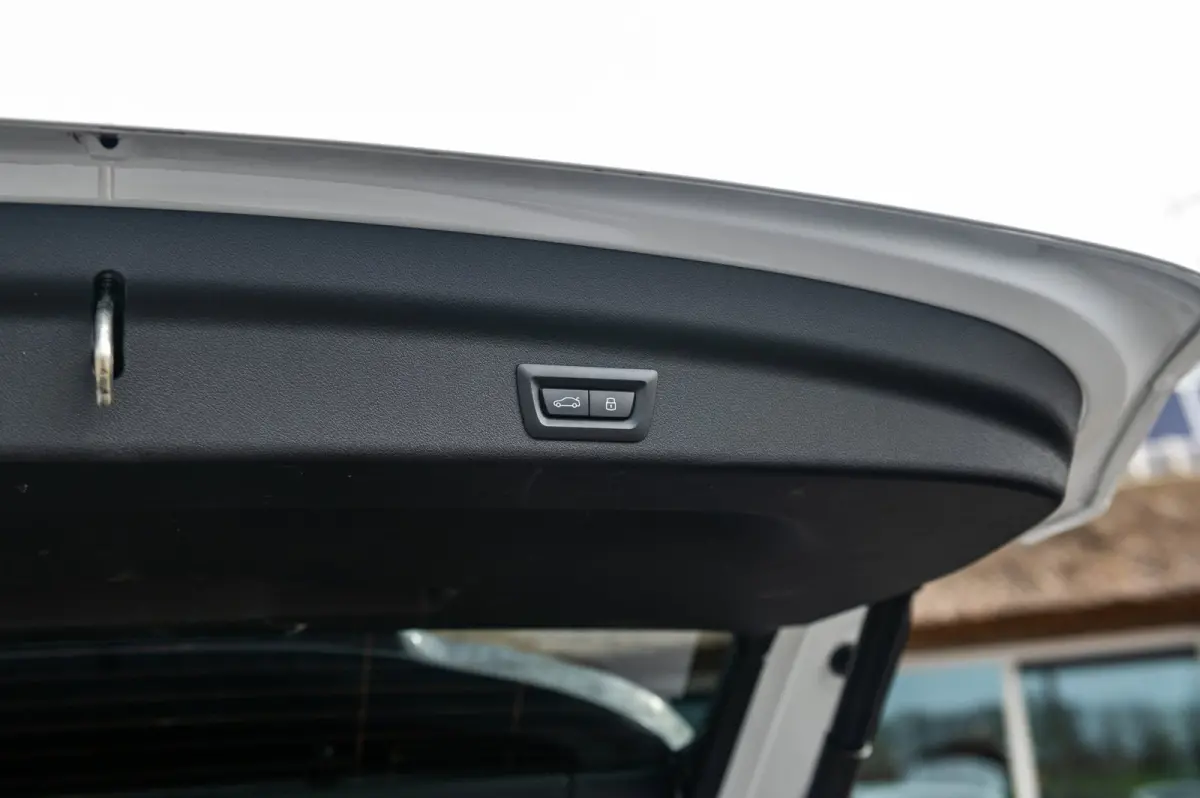 EDrive 20 M Sport Live Cockpit I Mineralweiss Metallic I Head Up I Led I CarPlay I 360 Camera I M-Sportremmen rood I BTW