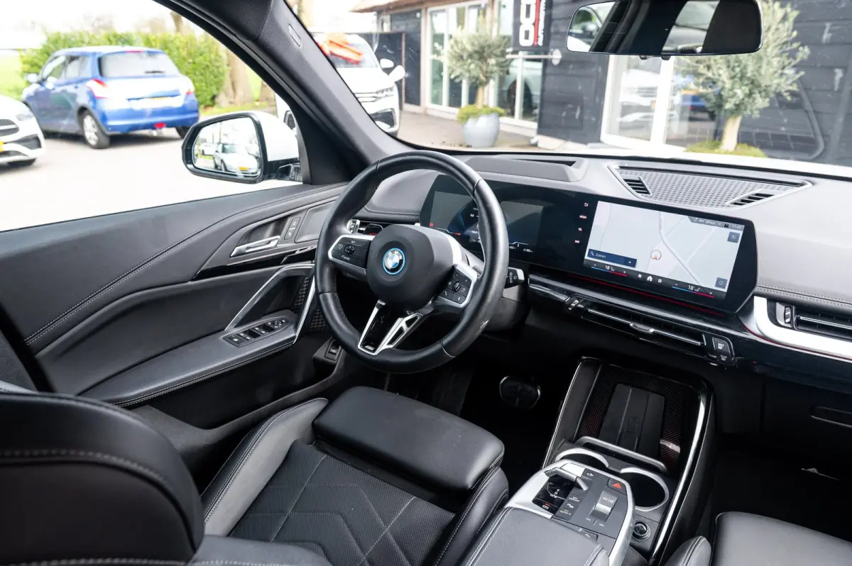 EDrive 20 M Sport Live Cockpit I Mineralweiss Metallic I Head Up I Led I CarPlay I 360 Camera I M-Sportremmen rood I BTW