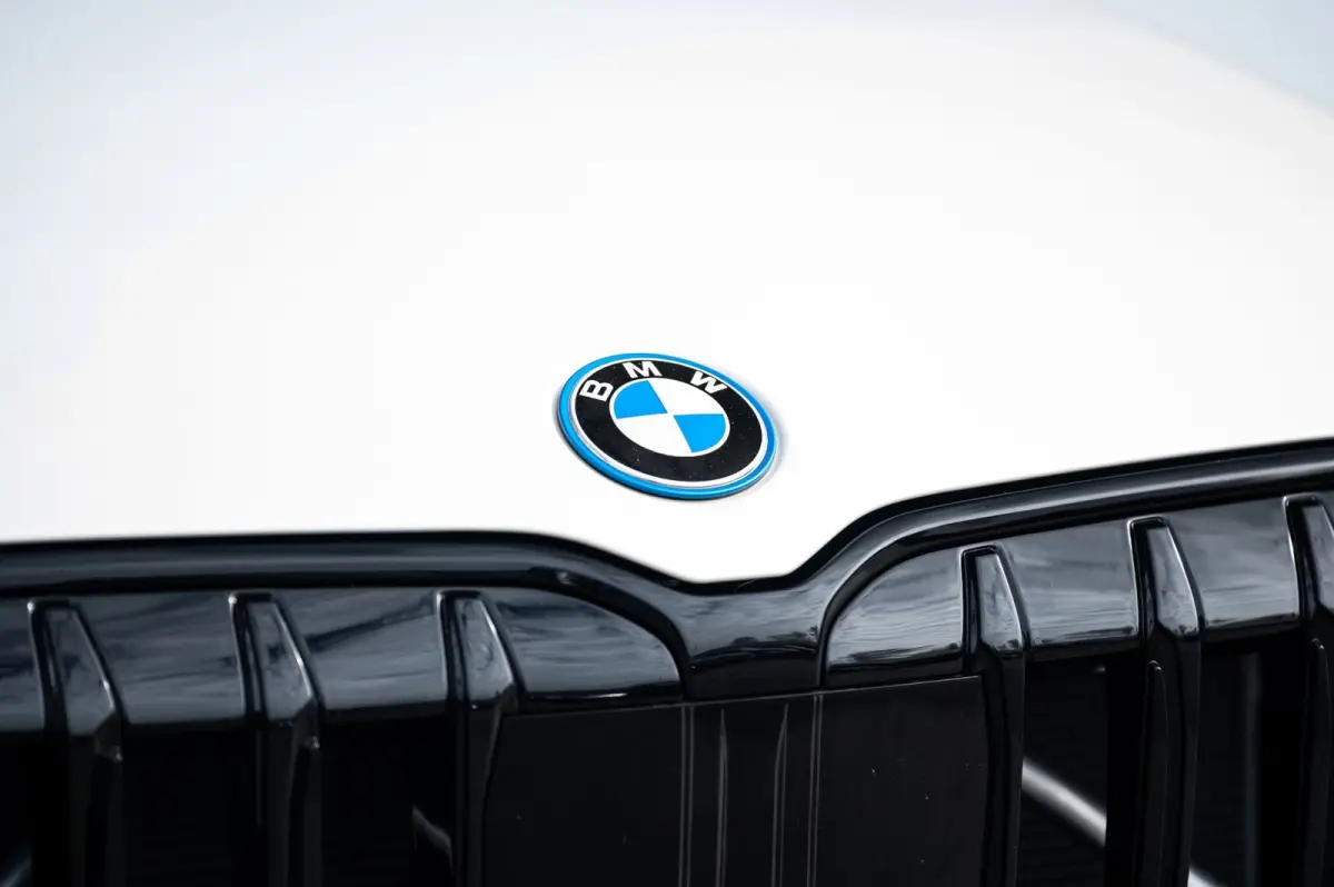 EDrive 20 M Sport Live Cockpit I Mineralweiss Metallic I Head Up I Led I CarPlay I 360 Camera I M-Sportremmen rood I BTW