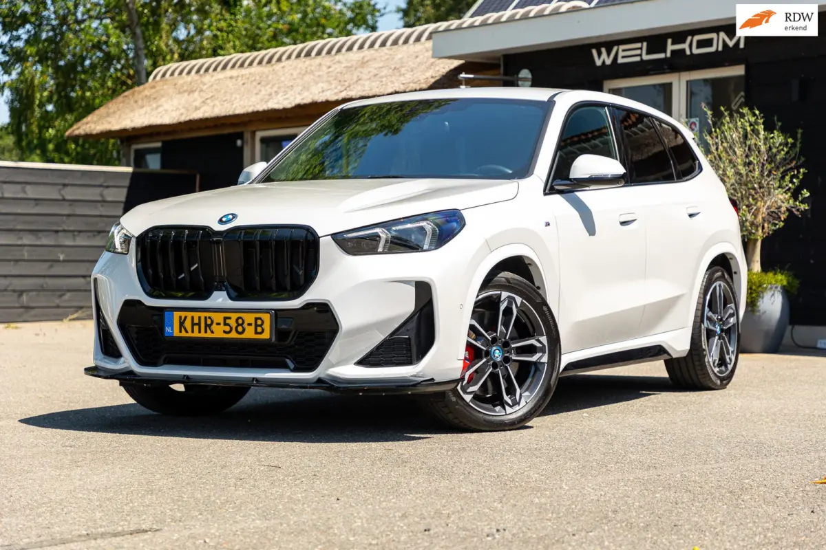 EDrive 20 M Sport Live Cockpit I Mineralweiss Metallic I Head Up I Led I CarPlay I 360 Camera I M-Sportremmen rood I BTW