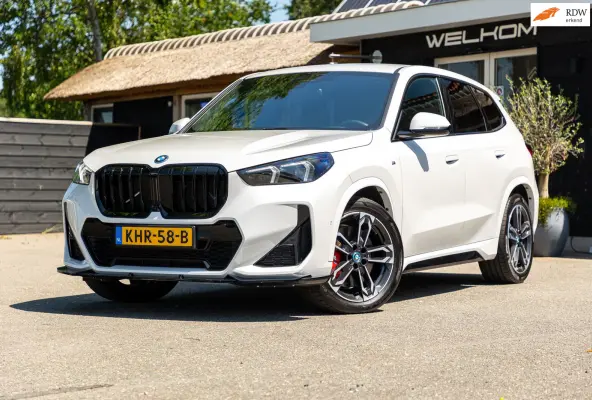 EDrive 20 M Sport Live Cockpit I Mineralweiss Metallic I Head Up I Led I CarPlay I 360 Camera I M-Sportremmen rood I BTW
