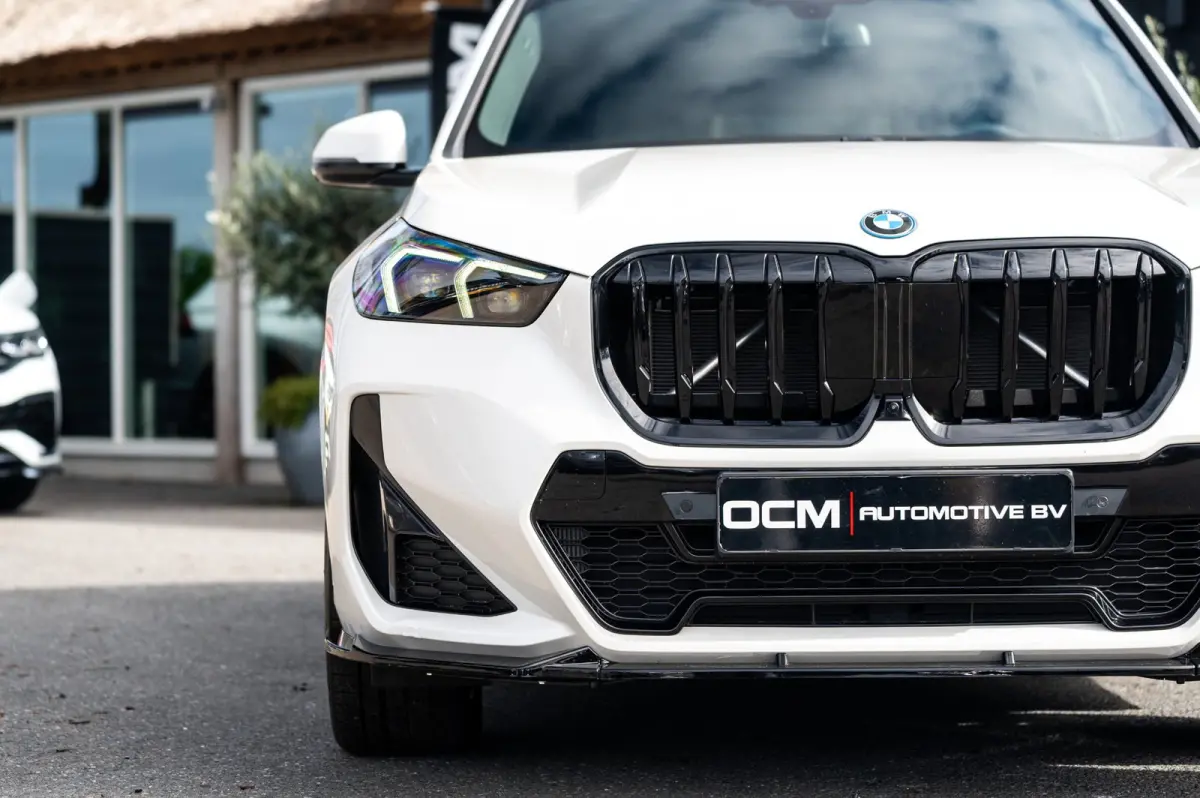 EDrive 20 M Sport Live Cockpit I Mineralweiss Metallic I Head Up I Led I CarPlay I 360 Camera I M-Sportremmen rood I BTW