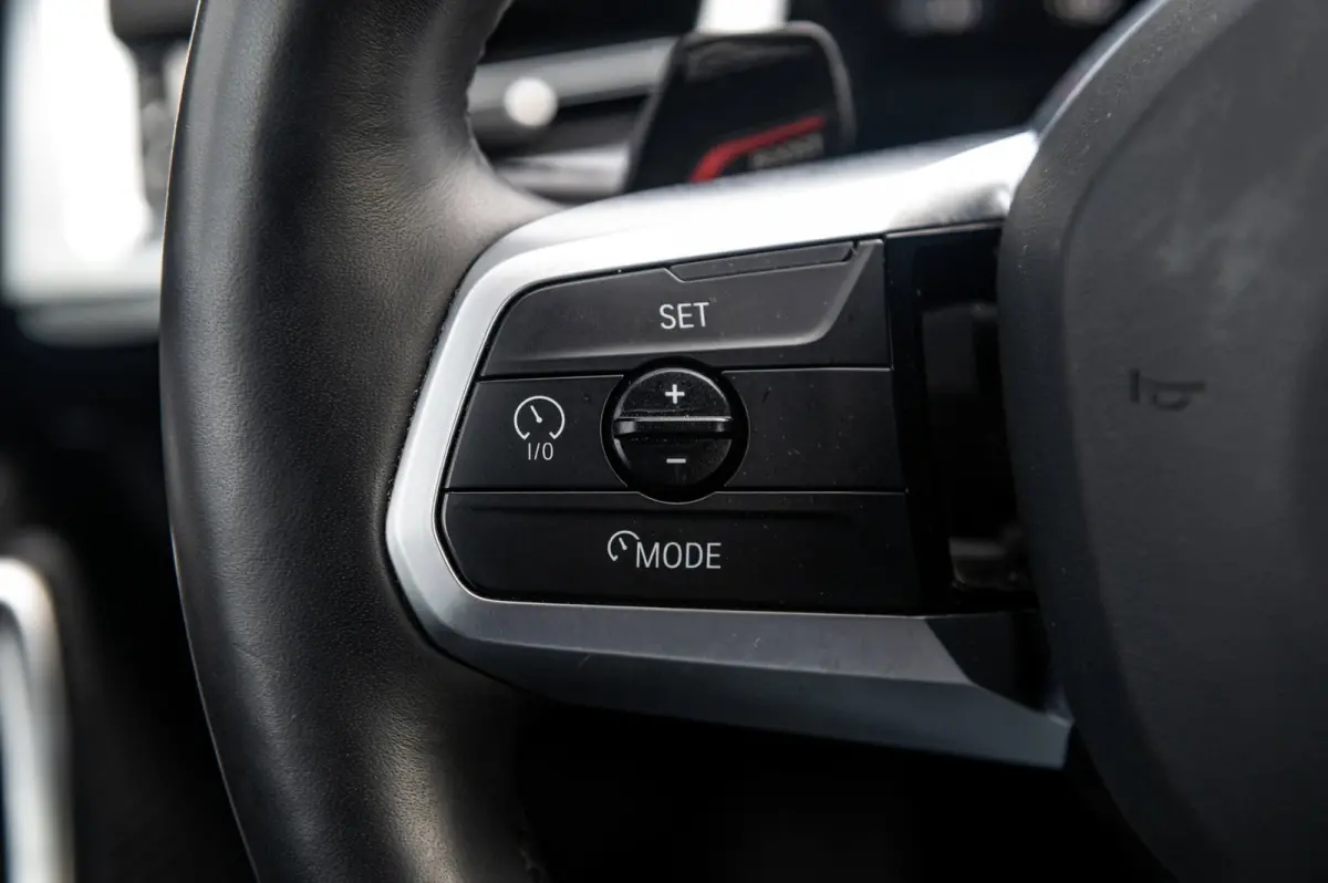 EDrive 20 M Sport Live Cockpit I Mineralweiss Metallic I Head Up I Led I CarPlay I 360 Camera I M-Sportremmen rood I BTW