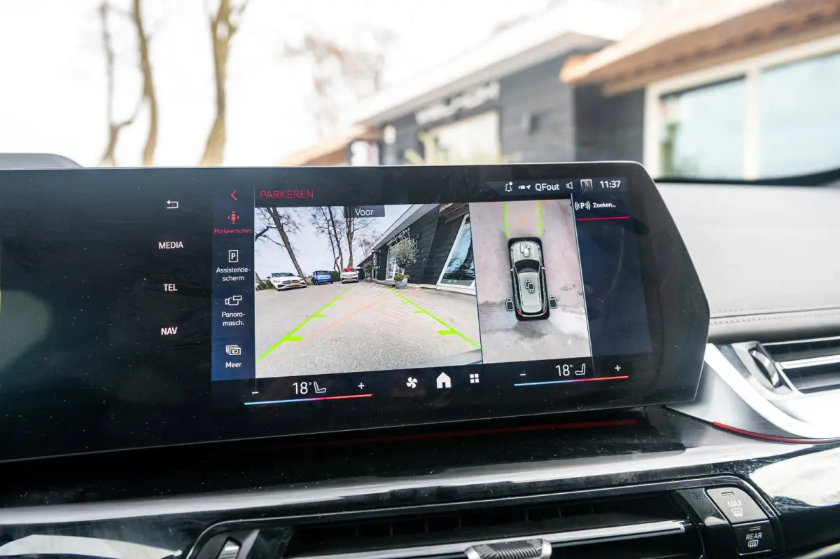 EDrive 20 M Sport Live Cockpit I Mineralweiss Metallic I Head Up I Led I CarPlay I 360 Camera I M-Sportremmen rood I BTW
