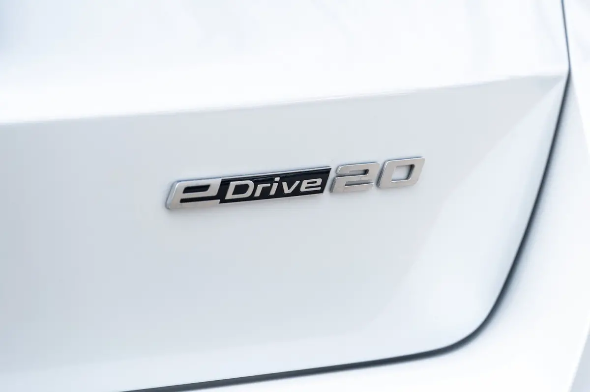 EDrive 20 M Sport Live Cockpit I Mineralweiss Metallic I Head Up I Led I CarPlay I 360 Camera I M-Sportremmen rood I BTW
