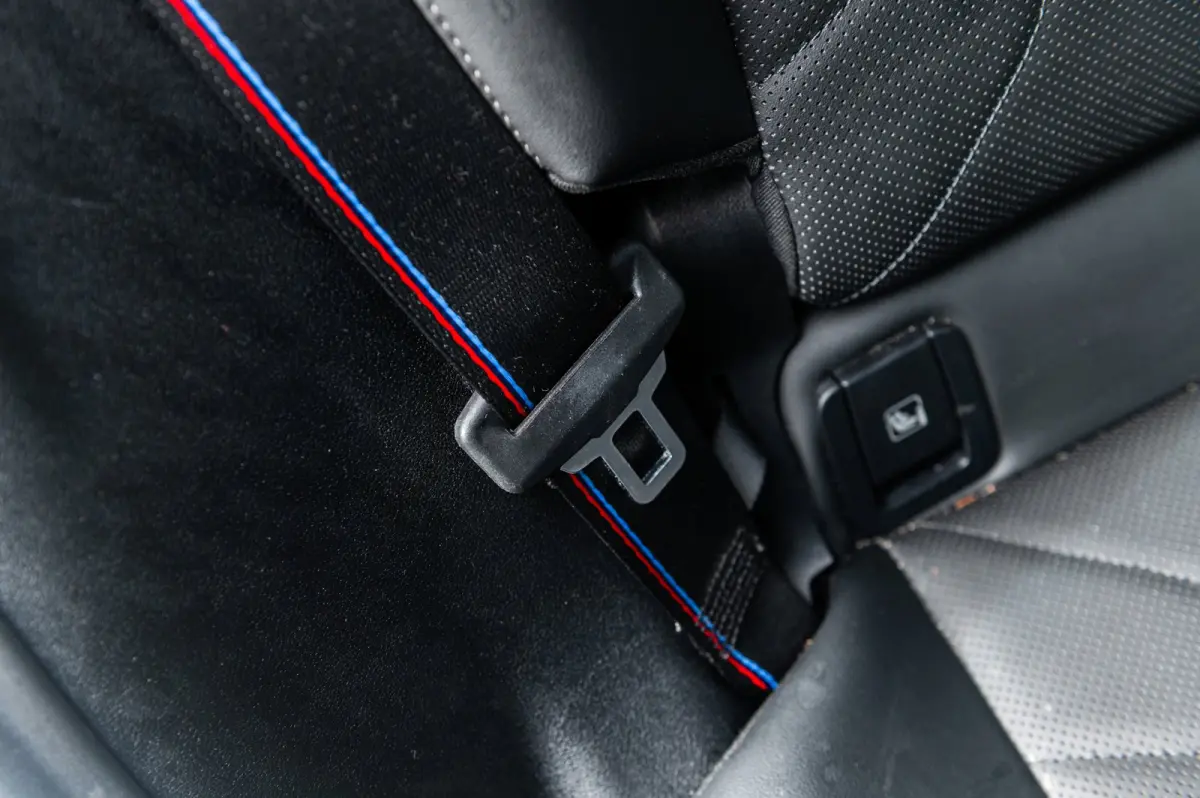 EDrive 20 M Sport Live Cockpit I Mineralweiss Metallic I Head Up I Led I CarPlay I 360 Camera I M-Sportremmen rood I BTW