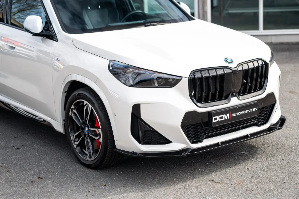 EDrive 20 M Sport Live Cockpit I Mineralweiss Metallic I Head Up I Led I CarPlay I 360 Camera I M-Sportremmen rood I BTW