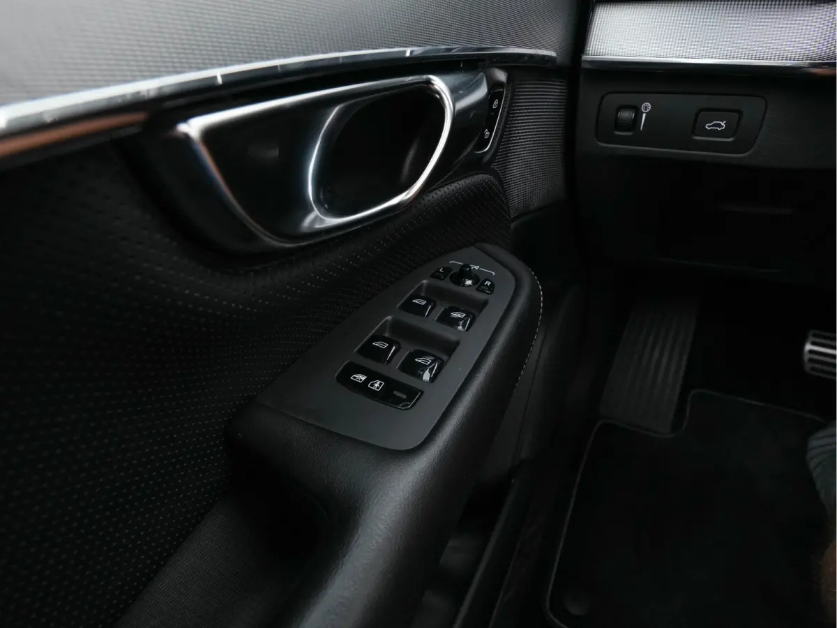 2.0 B5 AWD Inscription R-Design Intro Edition [7-Pers.] Aut. *PANO | LEATHER-ALCANTARA | FULL-LED | MEMORY-PACK | BOWERS&WILKINS | BLINDSPOT | KEYLESS | DIGI-COCKPIT | NAVI-FULLMAP | PRIVACY