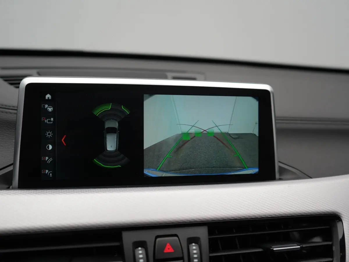 xDrive25e M Sport PHEV 221pk Dealer O.H | Trekhaak Afn. | Panodak | Camera | Sportstoelen & Sportstuur Verwarmd | Hifi Audio | Cruise Control | Sfeerverlichting | Navigatie | DAB | 19"L.M | 