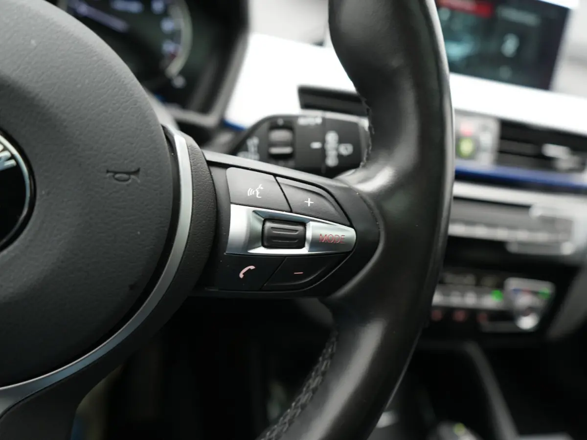 xDrive25e M Sport PHEV 221pk Dealer O.H | Trekhaak Afn. | Panodak | Camera | Sportstoelen & Sportstuur Verwarmd | Hifi Audio | Cruise Control | Sfeerverlichting | Navigatie | DAB | 19"L.M | 