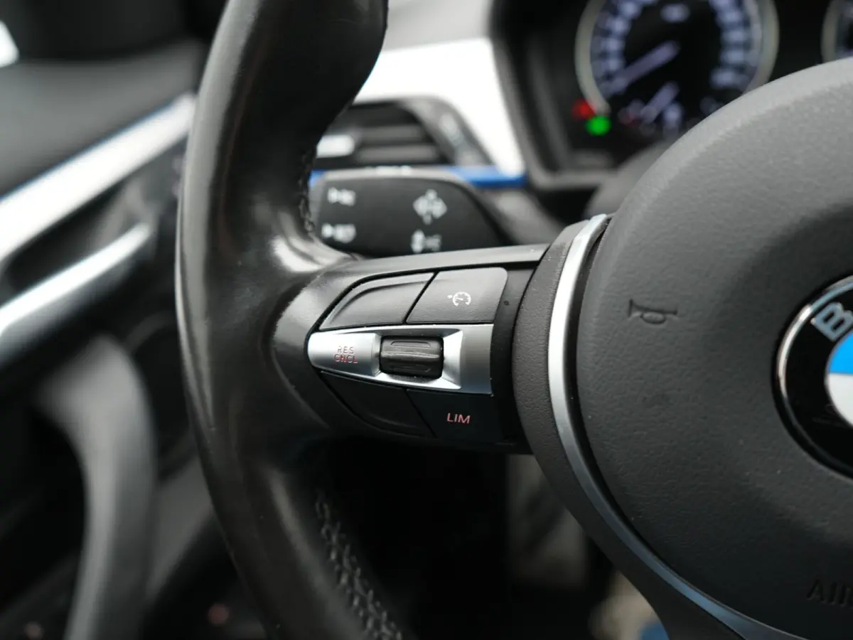 xDrive25e M Sport PHEV 221pk Dealer O.H | Trekhaak Afn. | Panodak | Camera | Sportstoelen & Sportstuur Verwarmd | Hifi Audio | Cruise Control | Sfeerverlichting | Navigatie | DAB | 19"L.M | 