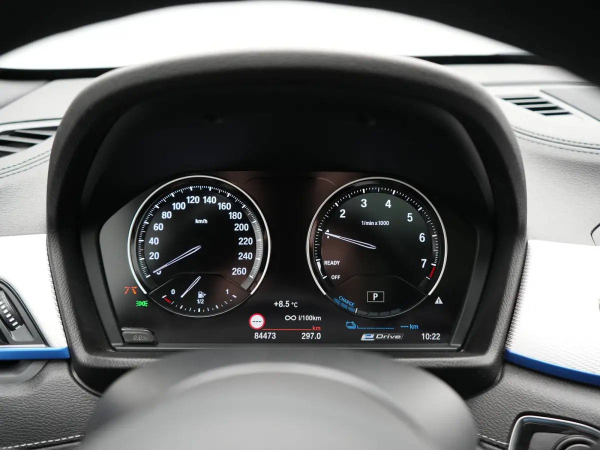 xDrive25e M Sport PHEV 221pk Dealer O.H | Trekhaak Afn. | Panodak | Camera | Sportstoelen & Sportstuur Verwarmd | Hifi Audio | Cruise Control | Sfeerverlichting | Navigatie | DAB | 19"L.M | 
