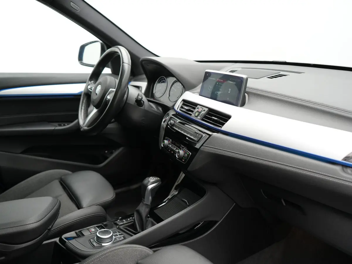 xDrive25e M Sport PHEV 221pk Dealer O.H | Trekhaak Afn. | Panodak | Camera | Sportstoelen & Sportstuur Verwarmd | Hifi Audio | Cruise Control | Sfeerverlichting | Navigatie | DAB | 19"L.M | 