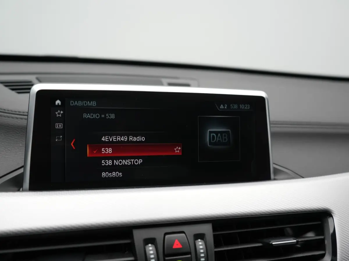 xDrive25e M Sport PHEV 221pk Dealer O.H | Trekhaak Afn. | Panodak | Camera | Sportstoelen & Sportstuur Verwarmd | Hifi Audio | Cruise Control | Sfeerverlichting | Navigatie | DAB | 19"L.M | 