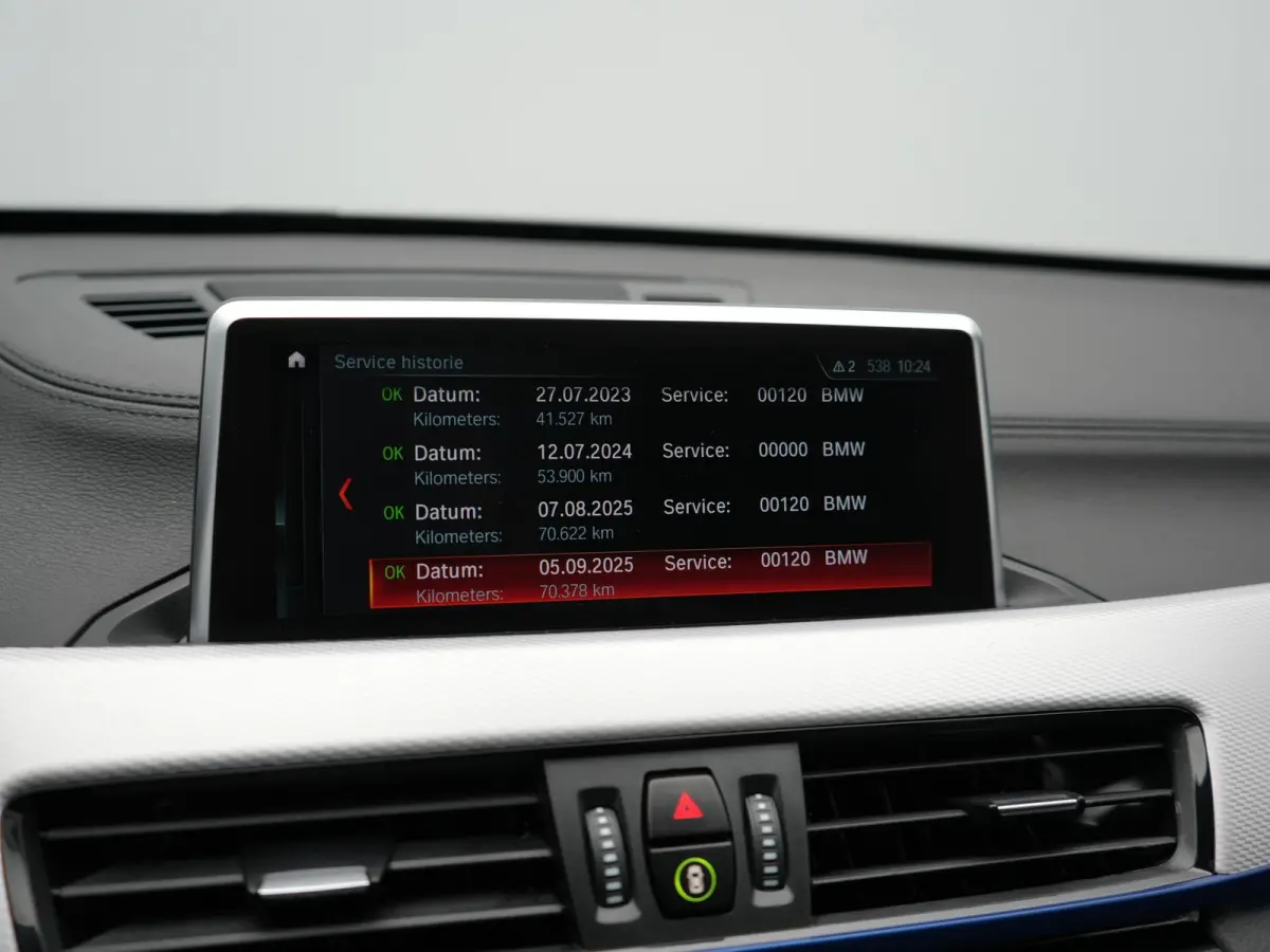 xDrive25e M Sport PHEV 221pk Dealer O.H | Trekhaak Afn. | Panodak | Camera | Sportstoelen & Sportstuur Verwarmd | Hifi Audio | Cruise Control | Sfeerverlichting | Navigatie | DAB | 19"L.M | 