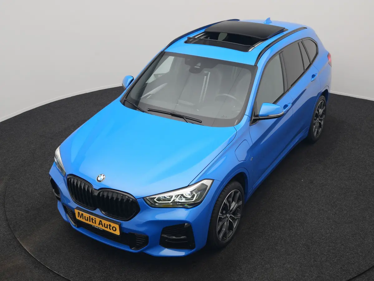 xDrive25e M Sport PHEV 221pk Dealer O.H | Trekhaak Afn. | Panodak | Camera | Sportstoelen & Sportstuur Verwarmd | Hifi Audio | Cruise Control | Sfeerverlichting | Navigatie | DAB | 19"L.M | 